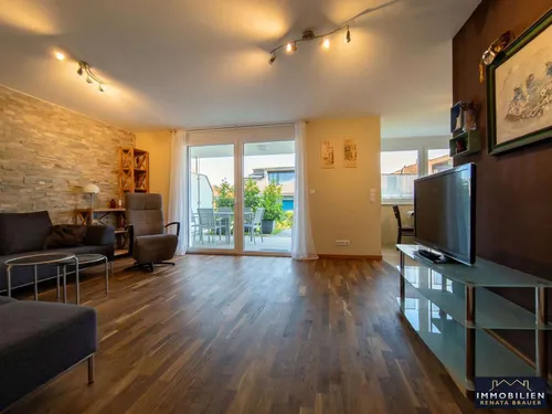 Wohnzimmer mit viel Tageslicht